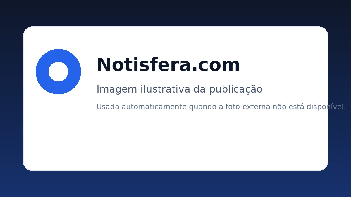 Torres de energia eólica instaladas próximas a uma rodovia na Bahia